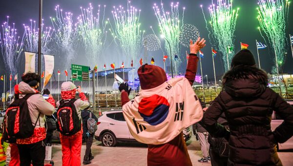 سالوت و آتش بازی در مراسم افتتاحیه بازی های المپیک 2018 کره جنوبی - اسپوتنیک ایران  