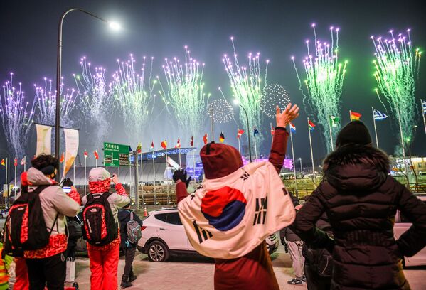 سالوت و آتش بازی در مراسم افتتاحیه بازی های المپیک 2018 کره جنوبی - اسپوتنیک ایران  