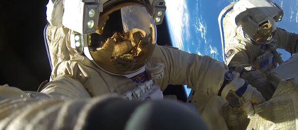 Космонавты Роскосмоса Антон Шкаплеров и Александр Мисуркин во время выхода в открытый космос Космонавты Роскосмоса Антон Шкаплеров и Александр Мисуркин во время выхода в открытый космос - اسپوتنیک ایران