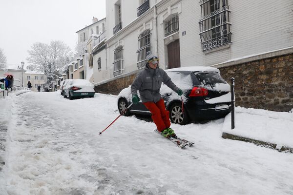 مردی با اسکی در خیابان مونمارتر پاریس - اسپوتنیک ایران  