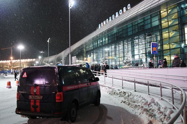 نیروهای امداد رسانی در فرودگاه داماددووا در مسکو - اسپوتنیک ایران  