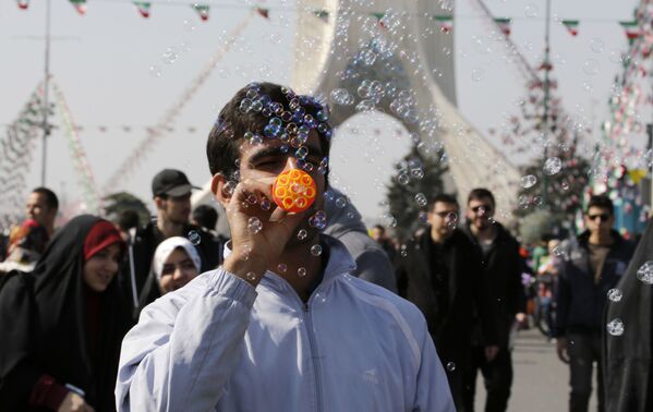 مردم ایران در زمان برگزاری جشن 39-مین سالگرد انقلاب اسلامی در ایران - اسپوتنیک ایران  