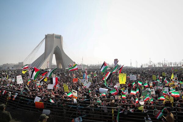 مردم ایران در زمان برگزاری جشن 39-مین سالگرد انقلاب اسلامی در ایران - اسپوتنیک ایران  