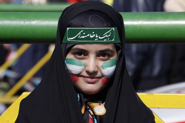 دختربچه ای در زمان برگزاری جشن 39-مین سالگرد انقلاب اسلامی در ایران - اسپوتنیک ایران  