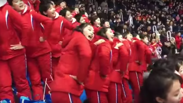 هماهنگی باورنکردنی دختران تشویق کننده کره شمالی در المپیک +فیلم - اسپوتنیک ایران  