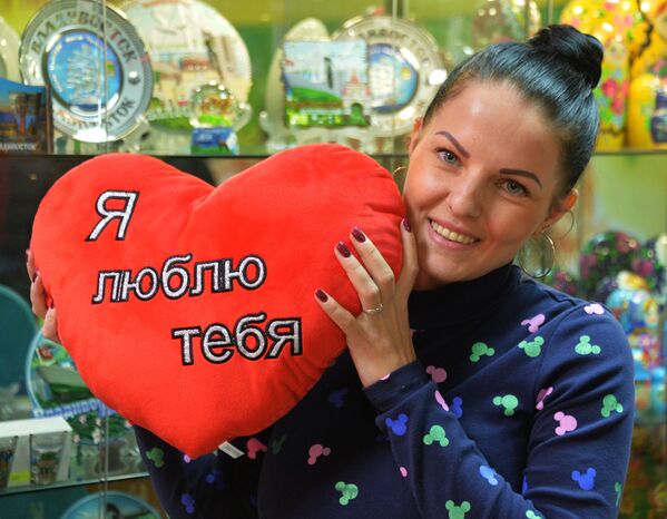 دختر روس با کادوی روز ولنتاین در فروشگاهی در مسکو - اسپوتنیک ایران  