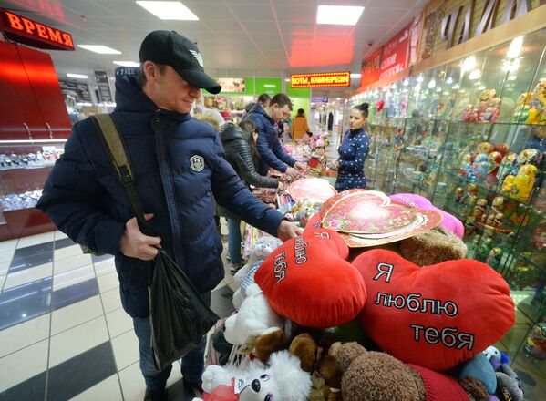 خرید کادوی روز ولنتاین در فروشگاهی در مسکو - اسپوتنیک ایران  