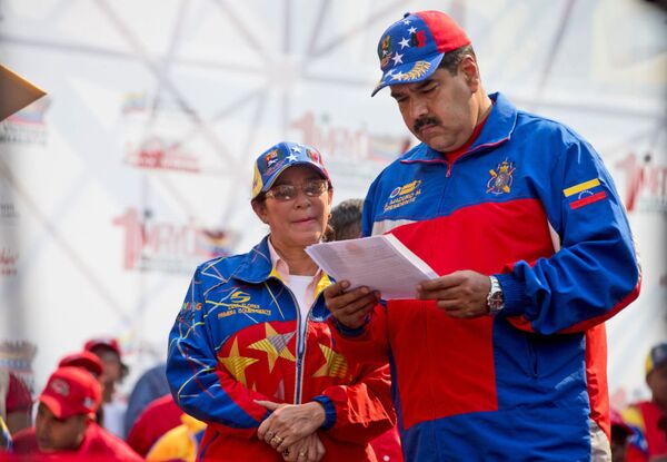 نیکلاس مادورو، رئیس جمهور ونزوئلا و فلورس سیلیا، همسرش در میتینگی در کاراکاس - اسپوتنیک ایران  