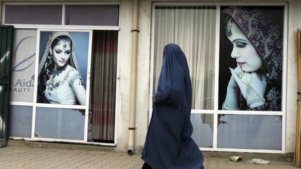 پسر جوان ترک برقع پوش در سالن آرایشگاه زنانه، با تروریست اشتباه گرفته شد - اسپوتنیک ایران  