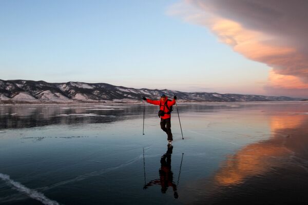 مردی در حال اسکی بر روی یخ دریاچه بایکال - اسپوتنیک ایران  