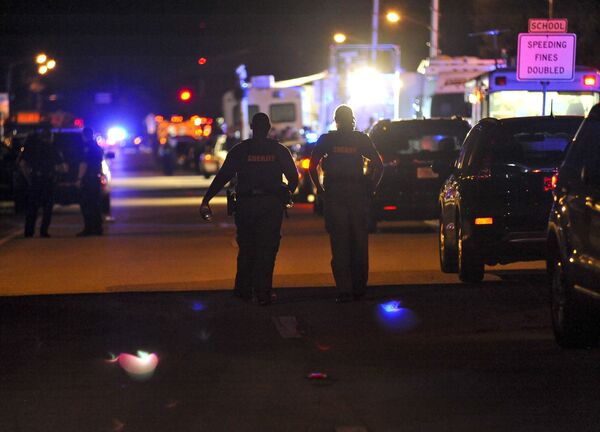 پلیس در محل حمله به دبیرستان مارجری استونمن داگلاس در ایالت فلوریدای آمریکا - اسپوتنیک ایران  