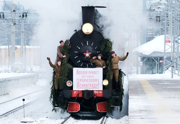 شرکت کنندگان بازسازی اولین قطار در راه پیروزی در لنینگراد روسیه - اسپوتنیک ایران  