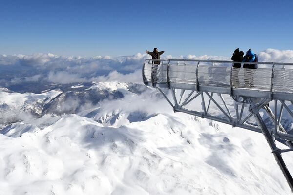 مردی در پلتفرم 12 متری در مرتفع ترین کوه فرانسه - اسپوتنیک ایران  