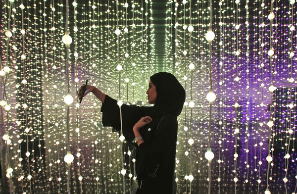 زنی در حال سلفی در موزه آینده در دوبی - اسپوتنیک ایران  