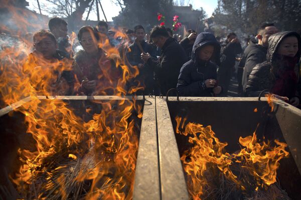 مردم در حال نیایش در معبدی در پکن در روز اول سال نو چینی - اسپوتنیک ایران  