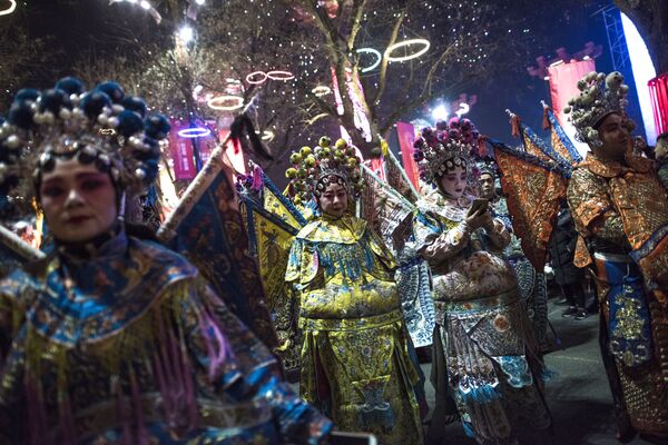 رقاصان با لباس های سنتی در رژه سال نو در شانگهای - اسپوتنیک ایران  
