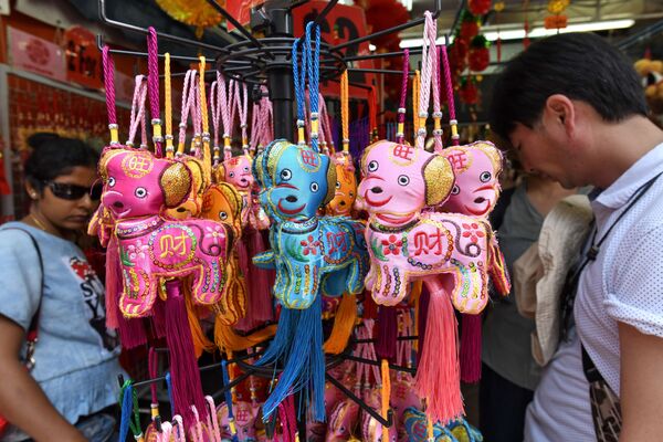 خریداران اسباب بازی قبل از آغاز جشن سال نو چینی در سنگاپور - اسپوتنیک ایران  