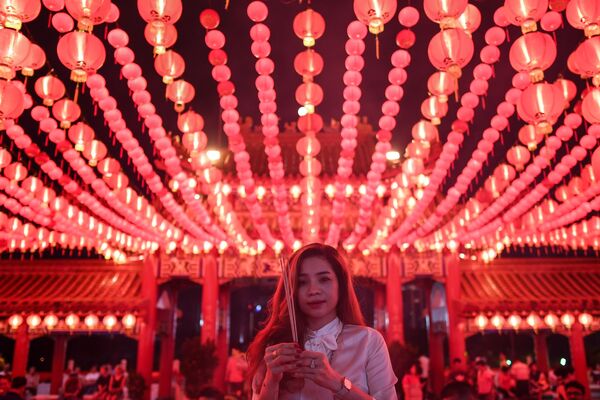 دختری در معبدی در کوالالامپور در جشن سال نو چینی - اسپوتنیک ایران  