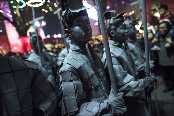 رقاصان در لباس های نظامی در رژه سال نو چینی در شانگهای - اسپوتنیک ایران  