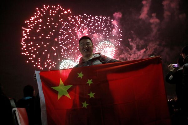 مردی با پرچم چین در آتش بازی به مناسبت سال نو چینی در نیویورک، آمریکا - اسپوتنیک ایران  