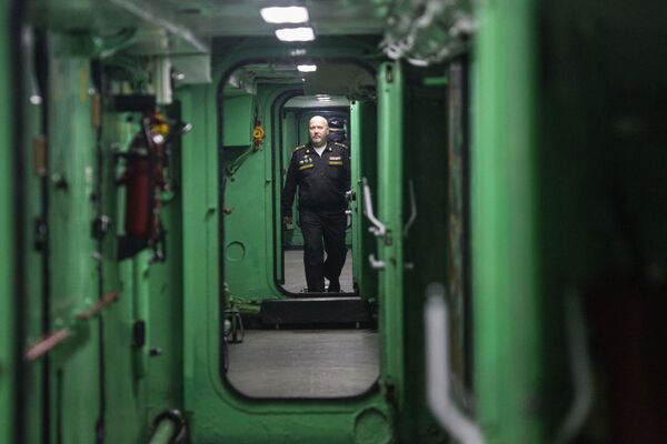 افسر نیروی دریایی ناو سنگین هواپیمابر آدمیرال کوزنتسوف در مورمانسک - اسپوتنیک ایران  