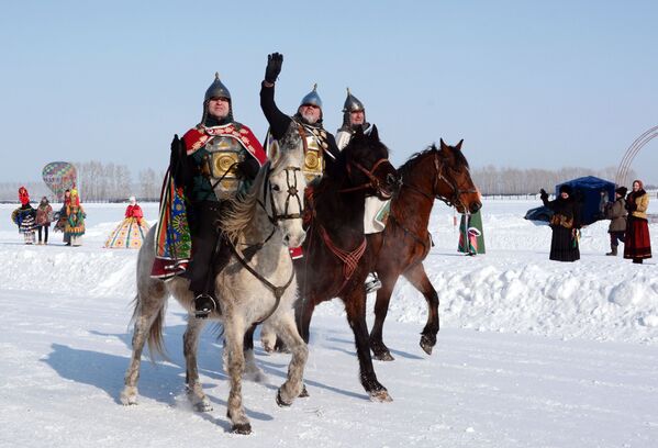 شرکت کنندگان جشن ماسلنیتسا- وداع با زمستان در روسیه - اسپوتنیک ایران  
