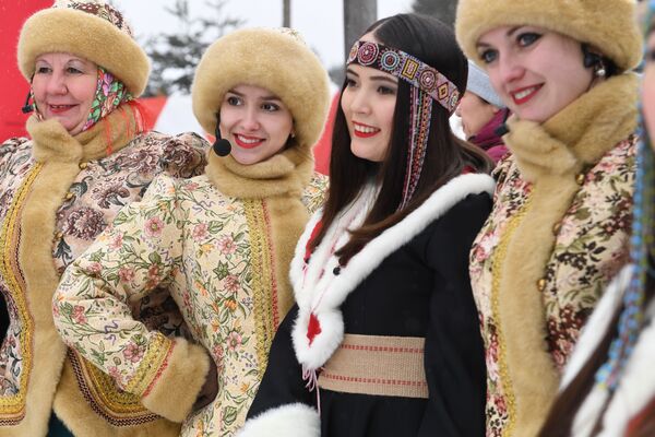 شرکت کنندگان جشن ماسلنیتسا- وداع با زمستان در روسیه - اسپوتنیک ایران  