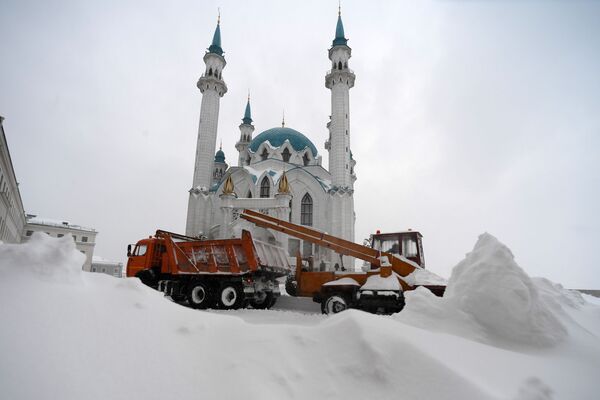 کارکنان خدمات شهری برف را از روی مسجد در کرملین کازان پاک می کنند - اسپوتنیک ایران  
