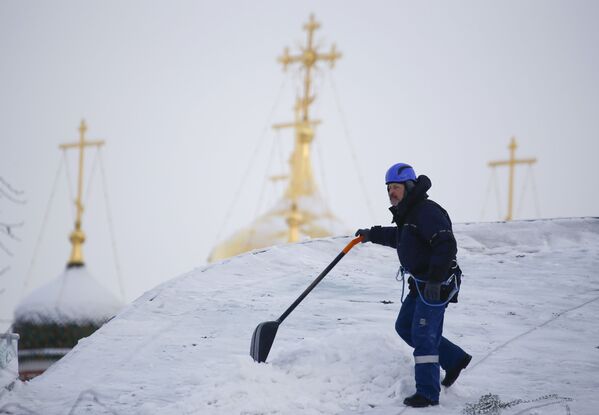 کارگری مشغول برف روبی از روی ساختمانی در مرکز مسکو - اسپوتنیک ایران  