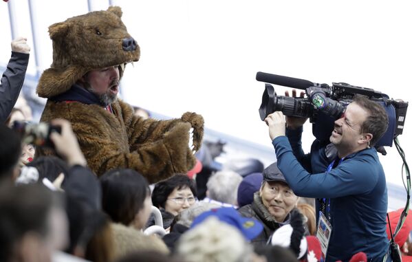 هواداری در لباس خرس  در بازی هوکی کانادا-چک در 23-مین بازی های المپیک زمستانی - اسپوتنیک ایران  