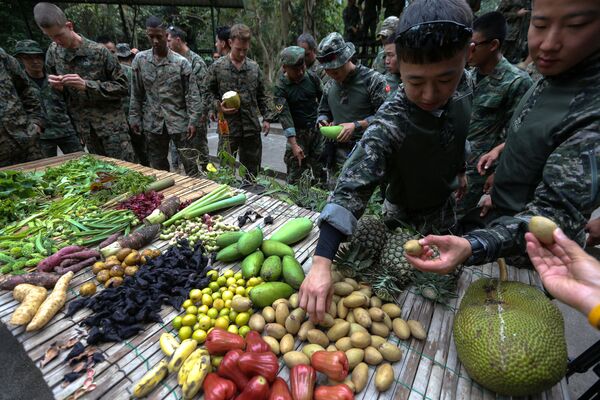 سربازان در تمرینات زنده ماندن در جنگل ها در جریان رزمایش نظامی در تایلند - اسپوتنیک ایران  