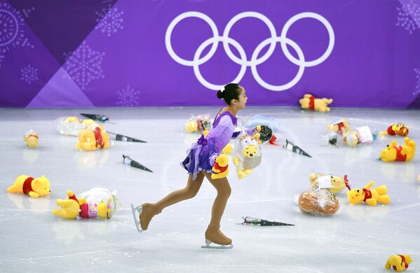 هدایای ورزشکار پاتیناژ در  المپیک زمستانی پیونگ چانگ کره جنوبی - اسپوتنیک ایران  