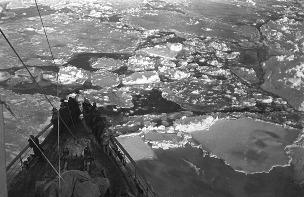 یخ شکن شوروی در حال نزدیک شدن به ایستگاه شناور« قطب شمال» اتحاد شوروی - اسپوتنیک ایران  