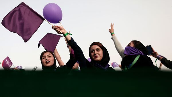 افزایش مصرف سیگار و قلیان در بین زنان ایران - اسپوتنیک ایران  