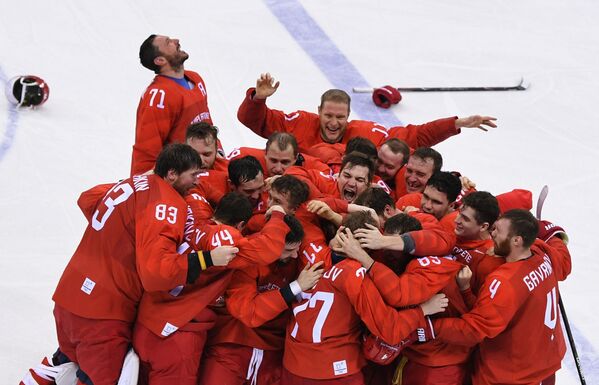 خوشحالی و شادی بازیکنان هاکی روسیه به خاطر برد برابر آلمان در مسابقات المپیک زمستانی - اسپوتنیک ایران  
