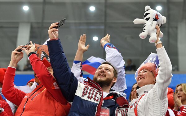 هواداران روسیه در مسابقات فینال بین روسیه و آلمان در بازیهای المپیک زمستانی - اسپوتنیک ایران  