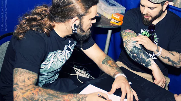 Le tatouage en Russie est associé au monde criminel. Une personne couverte de tatoo est souvent considérée comme un ancien prisonnier, aux Etats-Unis comme un biker. - اسپوتنیک ایران  
