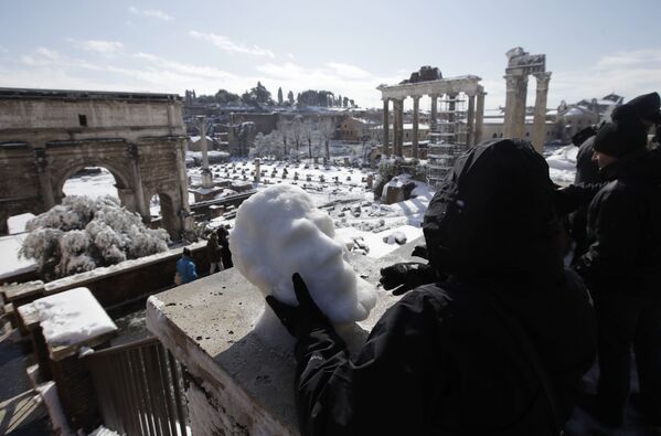 ساخت سر برفی در رم، ایتالیا - اسپوتنیک ایران  