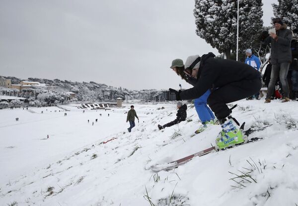 اسکی در برف ، ایتالیا - اسپوتنیک ایران  