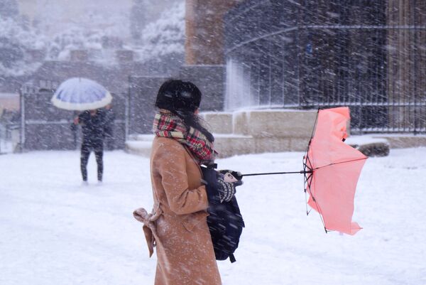 توریستی با چتر در هنگام بارش برف در رم ، ایتالیا - اسپوتنیک ایران  
