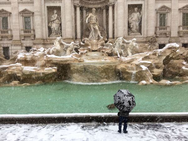 فواره تروی در زیر برف در رم ، ایتالیا - اسپوتنیک ایران  