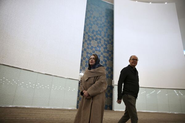 معمار روس خانم کاترینا اسپریدونوفدر و اقای رضا دانشمیر در مسجد ولیعصر تهران - اسپوتنیک ایران  