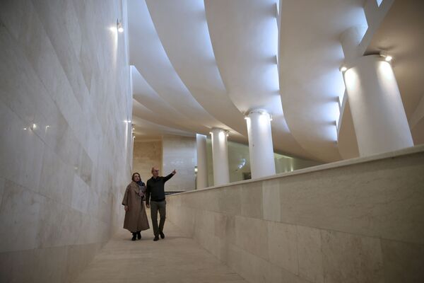 معمار روس خانم کاترینا اسپریدونوفدر و اقای رضا دانشمیر در مسجد ولیعصر تهران - اسپوتنیک ایران  
