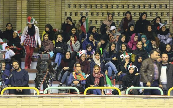 بانوان ایرانی در ورزشگاه آزادی - اسپوتنیک ایران  