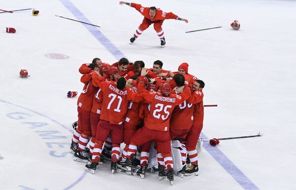 بازیکنان تیم هاکی روسیه  هنگام شادی برای کسب مدال طلا در المپیک زمستانی در کره جنوبی - اسپوتنیک ایران  