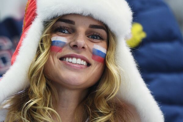 دختر روس در آغاز مسابقه ی نیمه نهایی هاکی بین تیم های چک و روسیه در بازی های المپیک زمستانی در پیونگ چانگ - اسپوتنیک ایران  