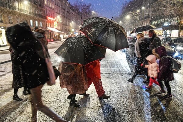 عابران در زمان بارش برف در پاریس - اسپوتنیک ایران  