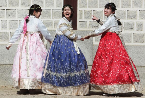 دختران با لباس سنتی کره ای نزدیک کاخ شاهنشاهی کنبکون در سئول - اسپوتنیک ایران  