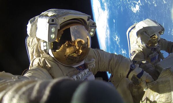 فضانوردان روس کاسموس آنتون اشکاپلروف و الکساندر میسورکین در هنگام خروج به فضای باز - اسپوتنیک ایران  