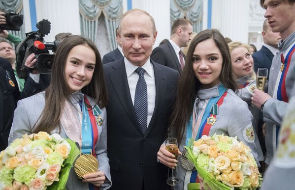 اهدای مدال میهنی توسط پوتین به دو دختر ورزشکار قهرمان پاتيناژ در روسيه - اسپوتنیک ایران  